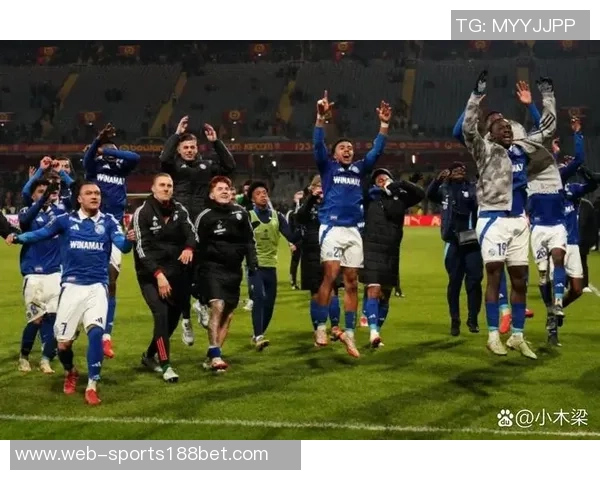 斯特拉斯堡主帅被切尔西挖走球迷愤怒表达不满情绪